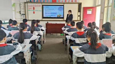 新时代要有用新技术构建新课堂 ——回龙中心小学教联体开展信息技术与学科教学的整合研讨活动