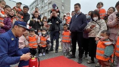 小小萌娃进“红门” 用心感受“火焰蓝”