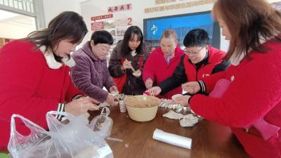 包饺子、理发、拉家常……冬天里暖暖的人情味儿