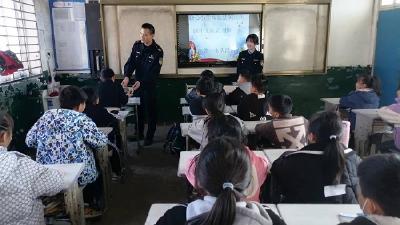 “安全普法从娃娃抓起”
