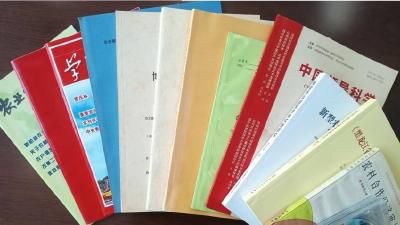 黑龙江省人大常委会副主任李显刚向汉川市档案馆捐赠珍贵档案