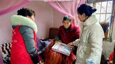 温暖过冬 80名特困儿童穿上爱心冬衣