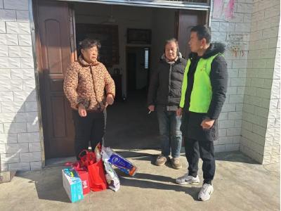 城隍镇为十名儿童送去阳光