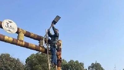 30盏路灯亮了，群众的心暖了
