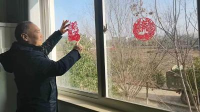 中洲管理所：贴“廉洁窗花”，让“廉”味更浓