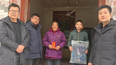 麻河小学为留守儿童送“爱心礼包”