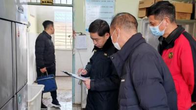 新堰镇中心小学：开展食品安全自查行动