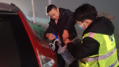 雾中车辆抛锚，中洲收费站及时解困