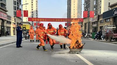 消防演练进小区，同心共筑安全防线