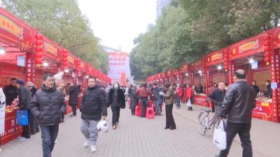 【视频】一站式采购 市民热捧“家门口的农展会”