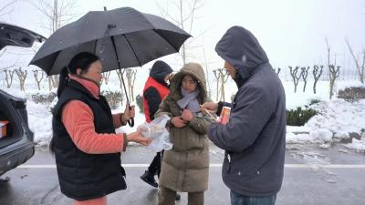 风雨虽冷 汉川人民的心却很暖