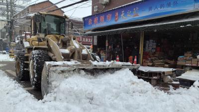 铲雪车出动！为居民出行保驾护航