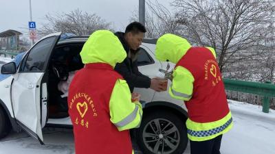 风雪中的便民服务点 格外暖心