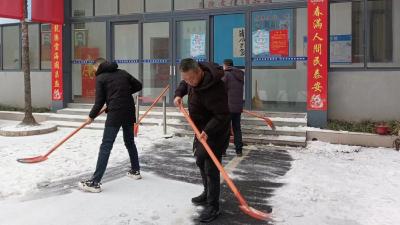铲雪除冰保安全 不惧严寒显担当