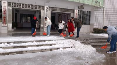 汉川三中铲雪除冰，护航学生安全