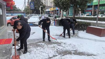 党建引领聚合力 破冰除雪暖民心