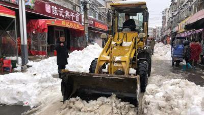 冰雪虽冷，但铲雪除冰的队伍热情高涨
