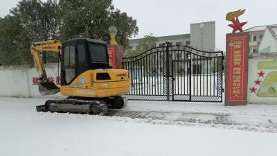 村校携手齐上阵 扫雪除冰迎开学