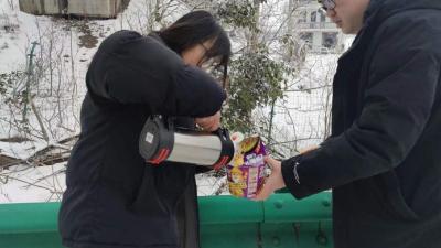 麻河镇为滞留司乘人员免费送上应急生活物资