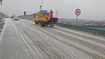 【视频】迎“寒”而上！公路人除雪融冰温暖护航