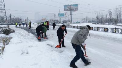 除积雪 保畅通，他们在行动