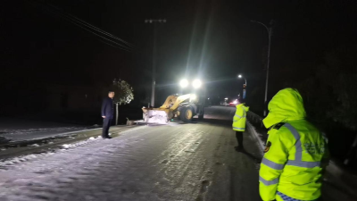 乡村联动保畅通 扫雪除冰暖人心