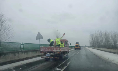 政企联动暖寒冬 铲冰除雪保畅通