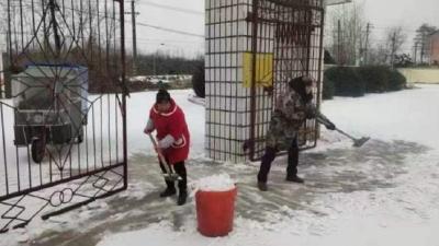 铲雪除冰保畅通 联心小学在行动