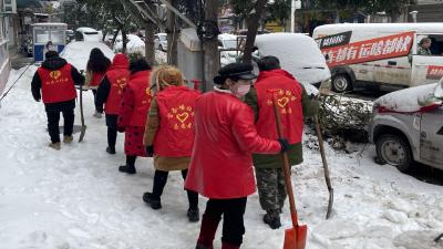 大雪天，社区里来了一群红马甲