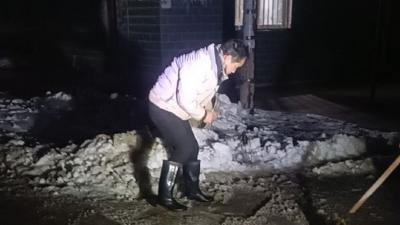 他们夜战冰雪 只为大家平安回家