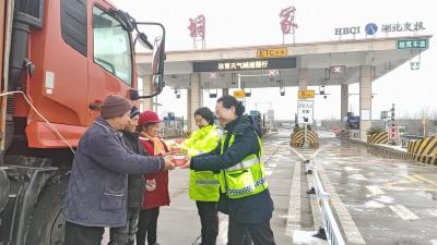 风雪中 他们是真正的英雄