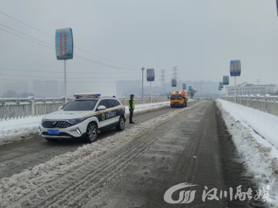 汉川市交通运输综合执法大队：顶风冒雪 当好除雪融冰作业“贴身护卫”