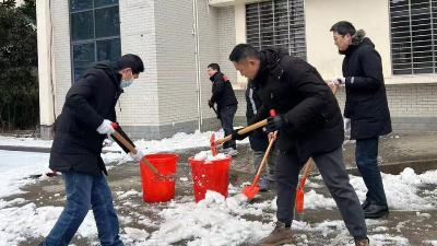 汉川市信访局党员干部扫雪除冰在行动
