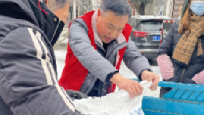 铲雪除冰我先行 凝心聚力暖人心
