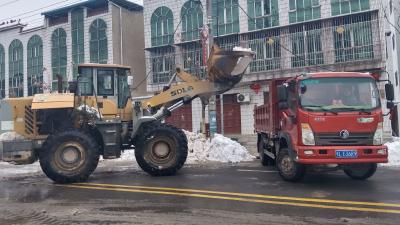 转运积雪  还道路本来“颜色”