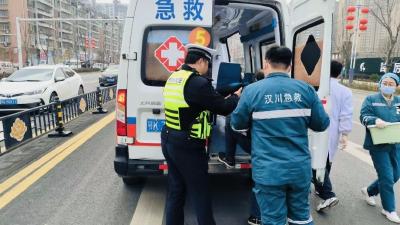 一老人突发高血压 汉川公安交警暖心救助