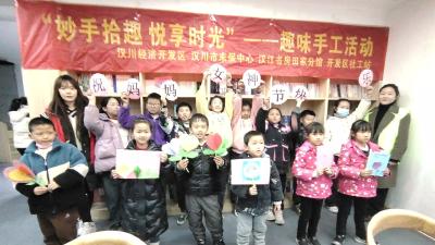 妈妈，这是我亲手做的贺卡，祝你节日快乐