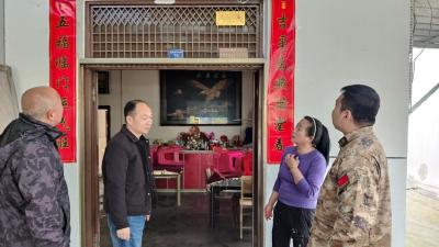 回龙镇为入伍新兵家庭上门悬挂光荣牌