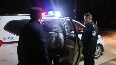 一精神恍惚男子 凌晨在外游荡......