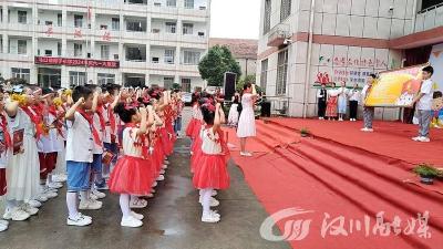 高兴入队　快乐献艺