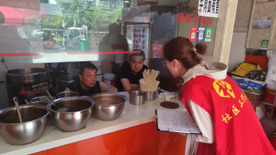  社区工作者烈日坚守，共筑绿色安全防线