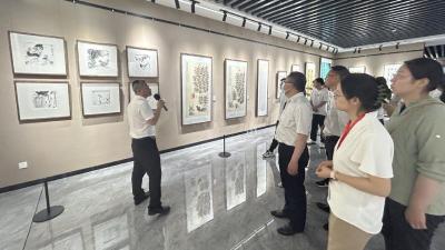 孝感市委党校春季青干班学员共赏清廉书画