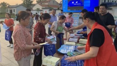  “平安晚市”搭起法治宣传桥