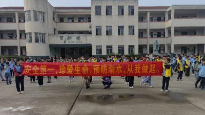 麻河小学举行“珍爱生命 预防溺水”签名活动