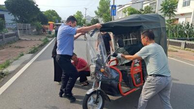 三轮车侧翻，民警抬车救人！