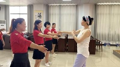 “把村里的文艺骨干培训成精英，让她们在农闲时能翩翩起舞”
