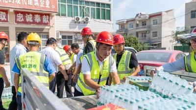 高温下，工会“娘家人”为一线劳动者“送清凉”