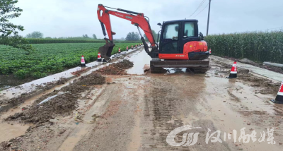 他们顶风冒雨 修复道路近5000米