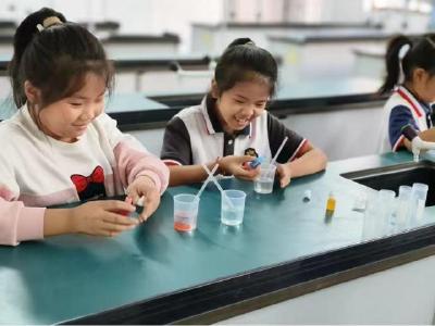 一定要试试！这10个在家就能轻松完成的科学小实验，赶快带娃玩起来