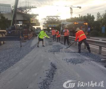 碎石倾泻，公路人紧急清理保路畅